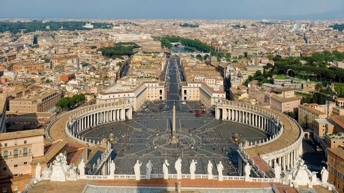 1920px-St_Peter's_Square,_Vatican_City_-_April_2007